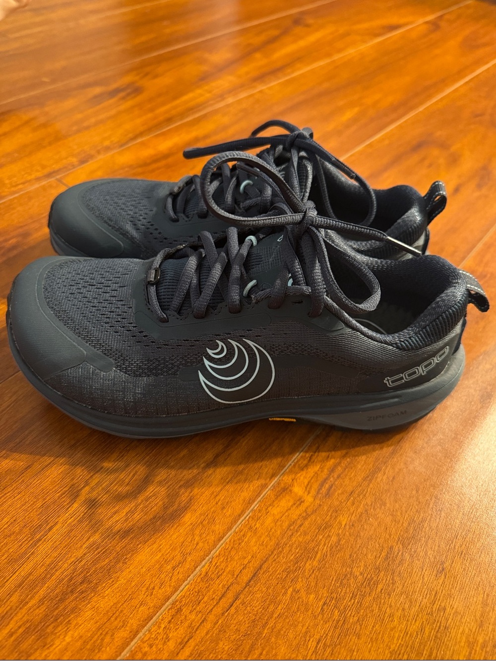 Topo Athletic Women’s navy blue Lightweight Trail Sneakers